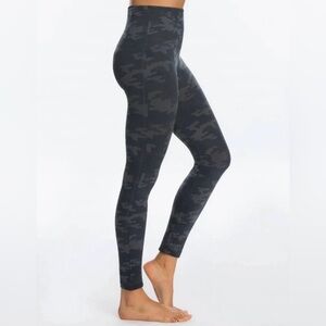 Spanx - Look at Me Now Seamless Leggings Black Camo size Large